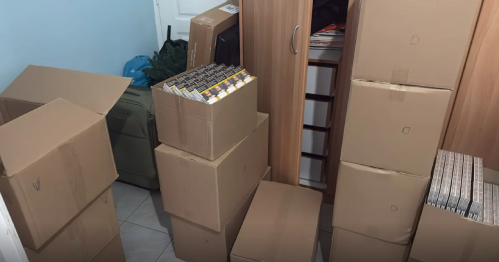 Δύο συλλήψεις για 240.000 λαθραία πακέτα τσιγάρα - Ενα εκατ. ευρώ διαφυγόντες φόροι [βίντεο]
